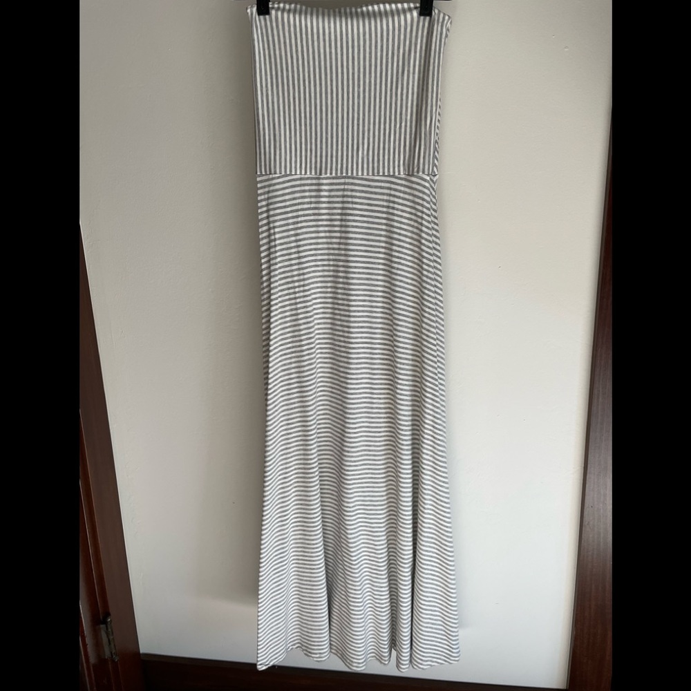 Gap S strapless maxi flowy dress convertible to maxi skirt or midi dress.